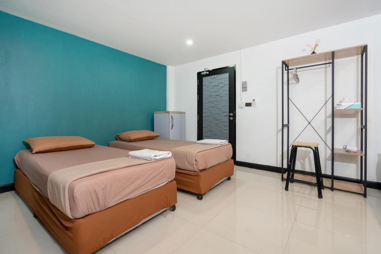 Black Pantera Hostel Patong Exteriör bild