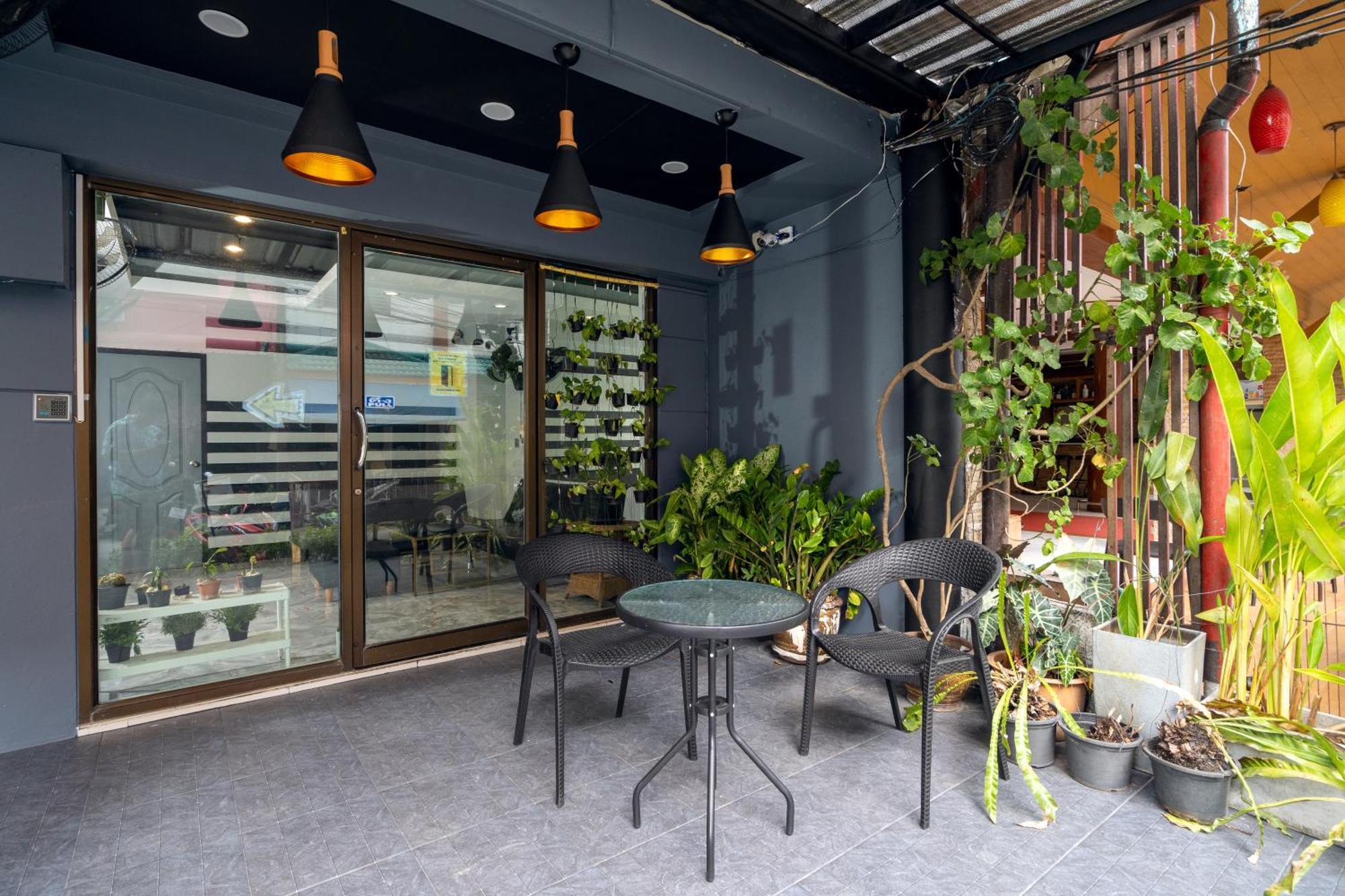 Black Pantera Hostel Patong Exteriör bild